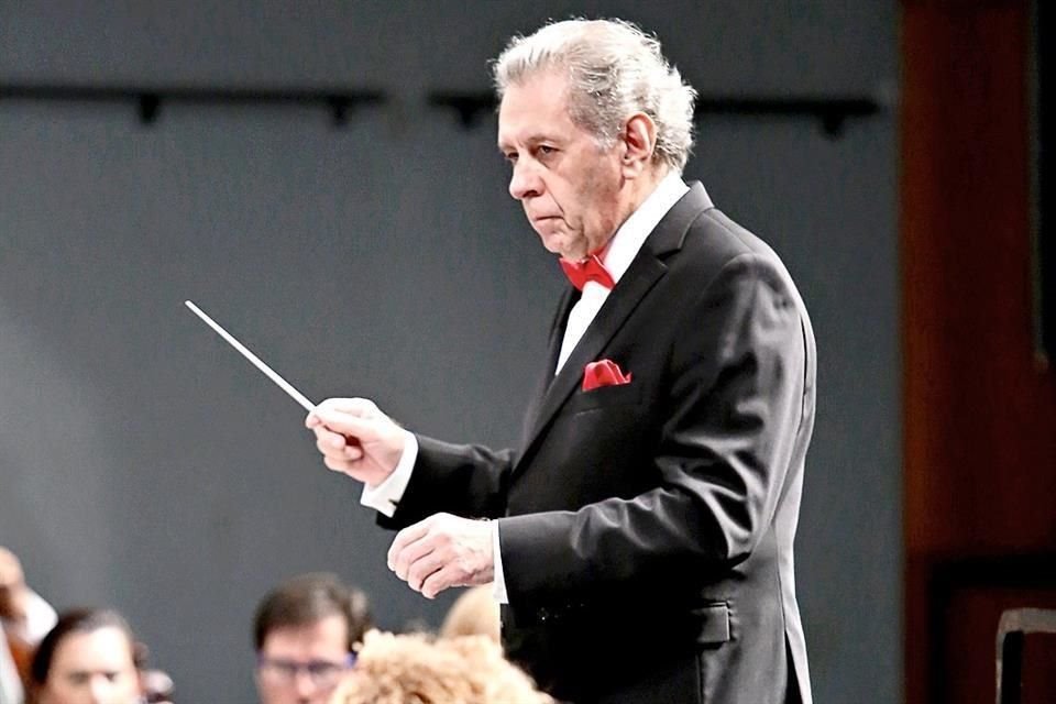 Bátiz debutó como batuta en 1969, dirigiendo a la Orquesta Sinfónica de Xalapa en el Palacio de Bellas Artes. Dos años después, fundó la OSEM. Al final de su carrera estuvo en medio de la polémica al ser acusado por violación sexual. 