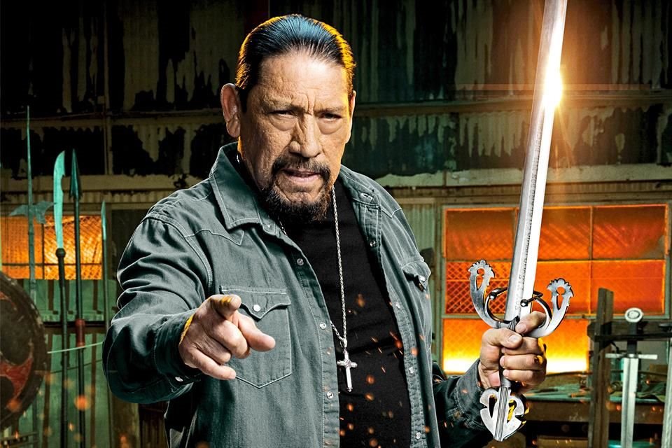 El actor dejó las metralletas para empuñar la espada.