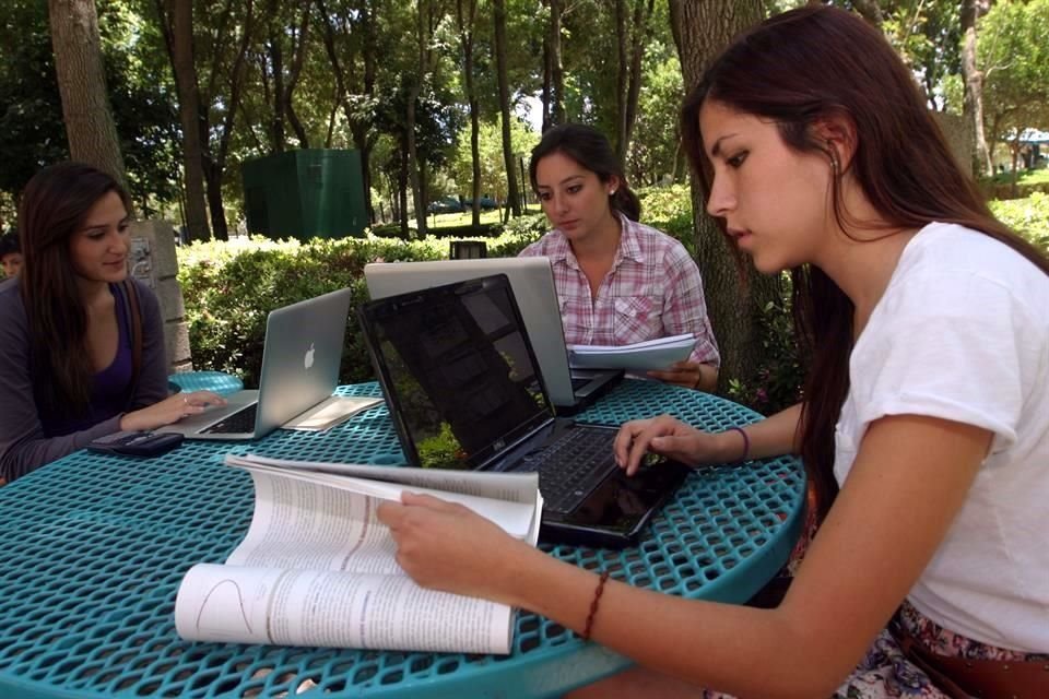 Los especialistas señalaron la necesidad de políticas públicas para que las niñas de México estudien carreras de este tipo.