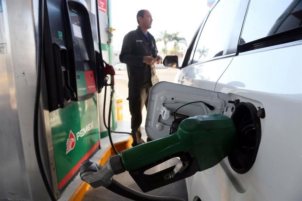 La gente en Jalisco está optando por comprar gasolina regular.