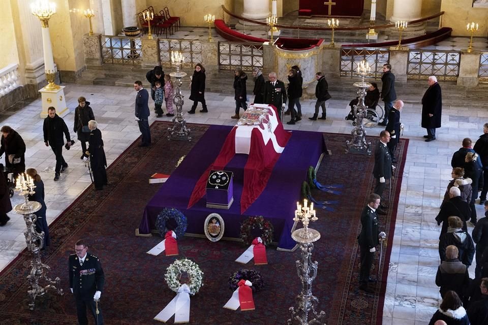 La capilla ardiente del fallecido Príncipe Enrique de Dinamarca abrió sus puertas al público este sábado en el Castillo de Christiansborg.