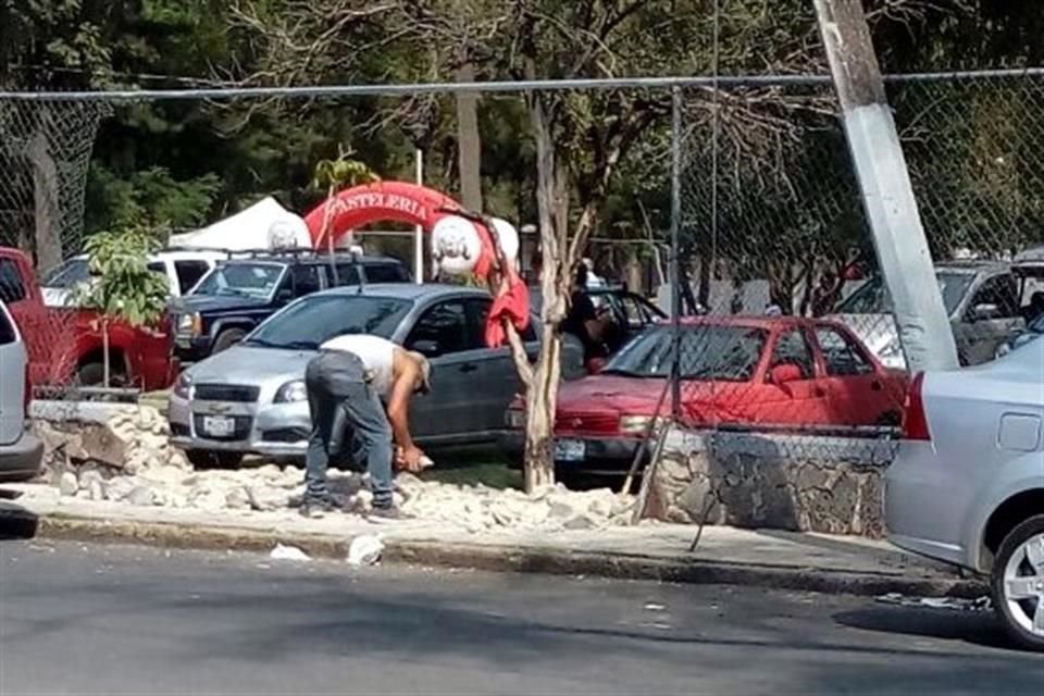 Ante cuestionamientos, uno de los hombres, quien dijo llamarse Arturo Martín del Campo, afirmó que contaba con el permiso del Consejo Municipal del Deporte.