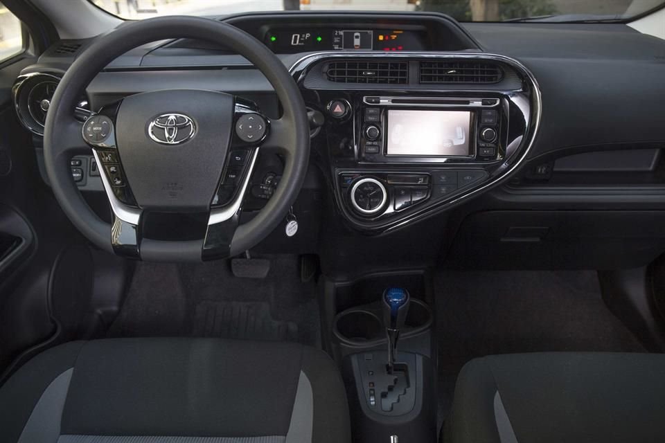 Al interior cuenta con pantalla táctil de 6.1 pulgadas, cámara de reversa y aire acondicionado automático.