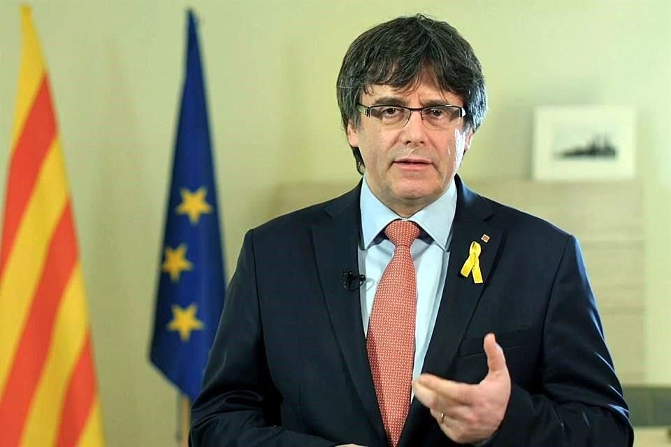 El ex Presidente catalán Carles Puigdemont, impulsor del separatismo, renunció provisionalmente a su intención de regresar al cargo.