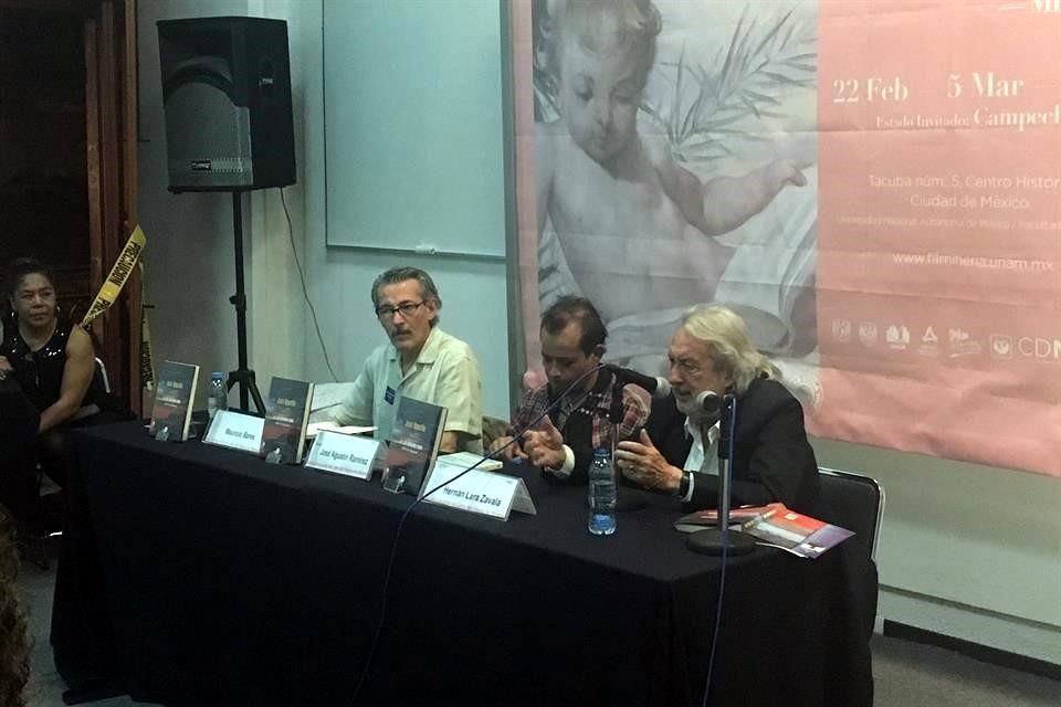 El editor Mauricio Bares; José Agustín Ramírez, hijo del autor, y el también escritor Hernán Lara Zavala presentaron en la FIL de Minería la reedición de 'Se está haciendo tarde'.