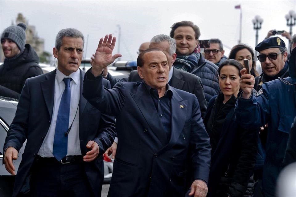 En un clima creciente enfrentamiento social en Italia, la coalición derechista encabezada por Berlusconi divisa el triunfo en los comicios.