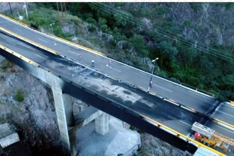 El puente El Carrizo se dañó cuando una pipa se volcó y se incendió, lo que provocó el cierre de la autopista Durango-Mazatlán.