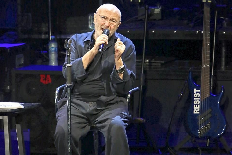 Phil Collins se ganó al público, pese a que cantó sentado durante el recital.