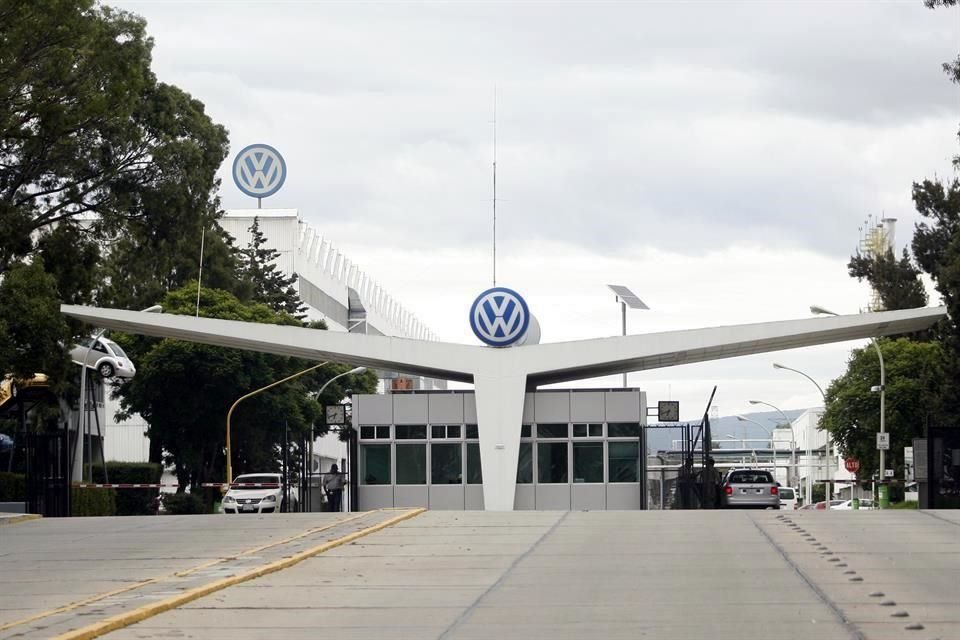 Fachada de la Planta Automotriz Volkswagen Puebla, ubicada en el kilómetro 120 de la Autopista México-Puebla.