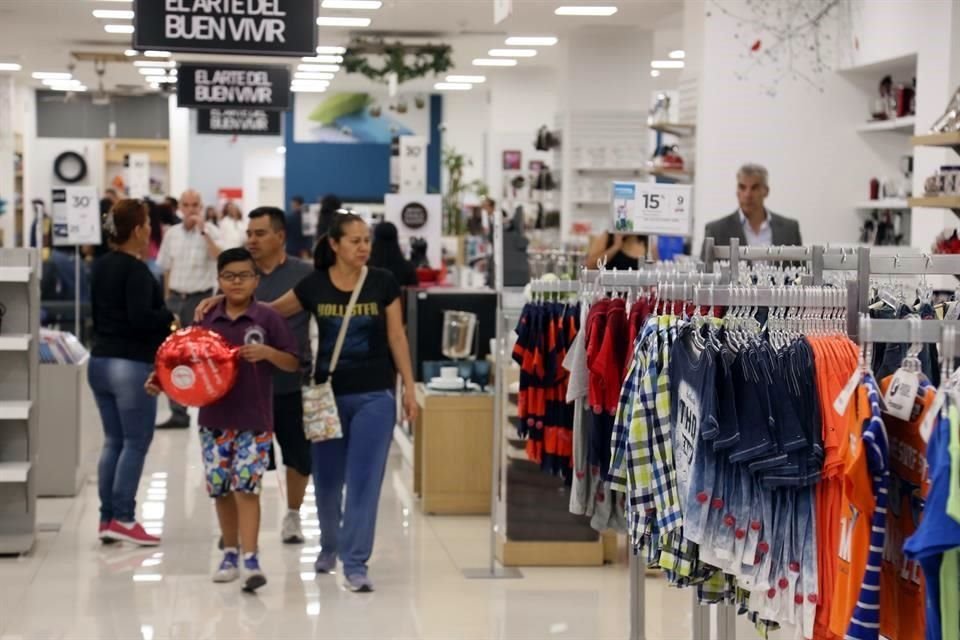 Inauguración de Fabricas de Francia, en Plaza Lomas de Tonalá