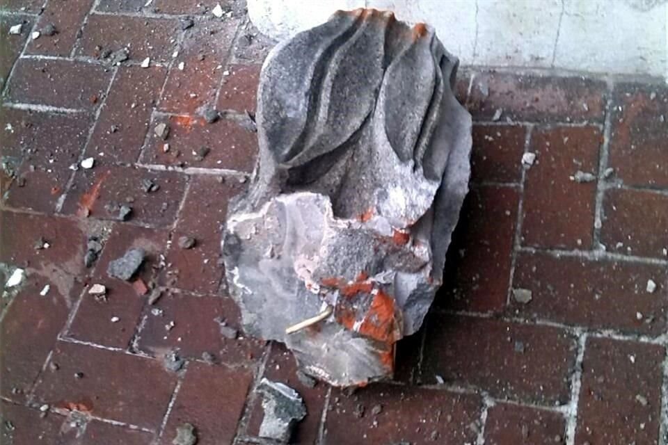 Durante la lluvia y tormenta eléctrica, que se registró esta tarde, en la zona centro de la Ciudad, un rayo cayó sobre una cúpula aledaña a la torre de campanarios de la Catedral metropolitana