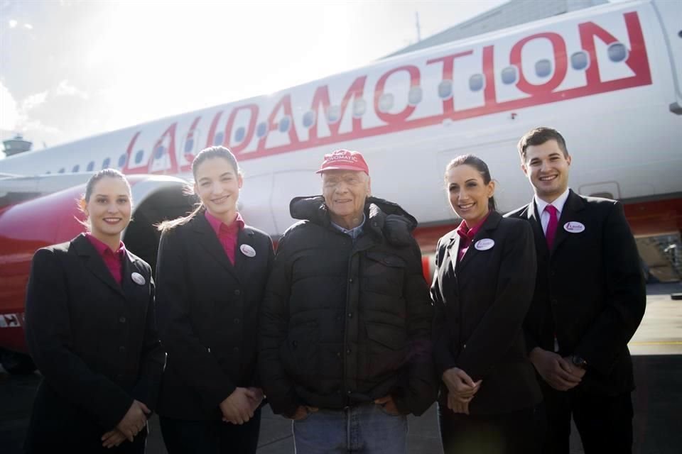 Niki Lauda (centro) se convertirá en presidente de Laudamotion y supervisará la reconstrucción de Niki, dijo Ryanair en un comunicado.