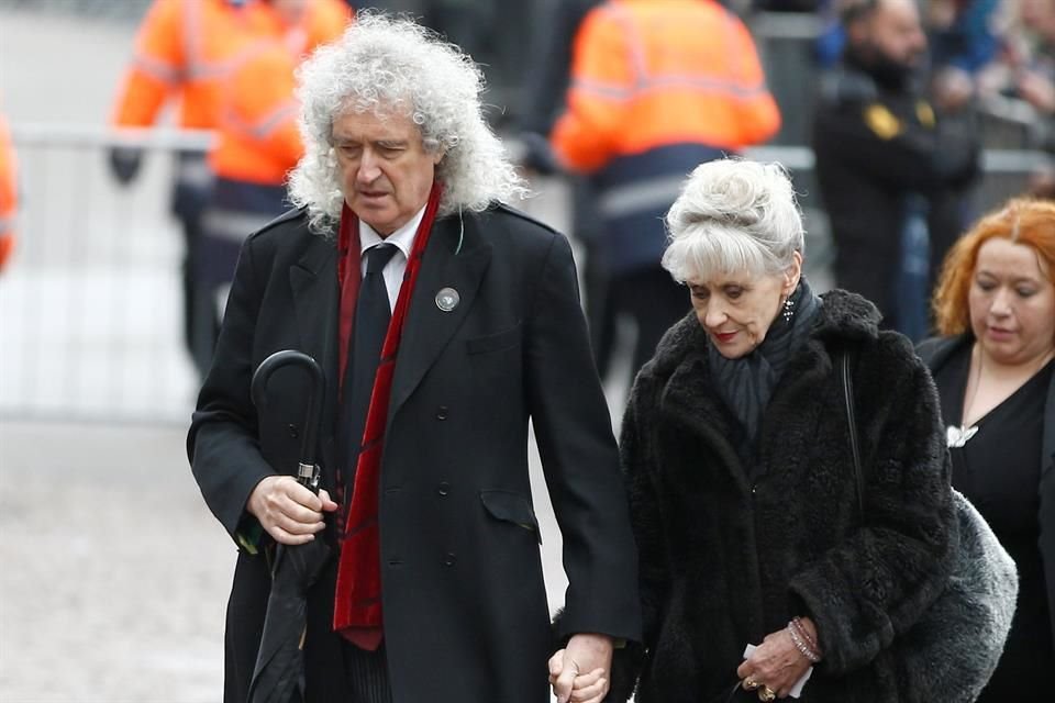 El músico Brian May también asistió, acompañado de su esposa, la actriz Anita Dobson.