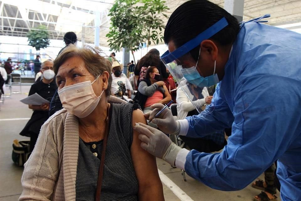 Aunque todavía no hay fecha, la segunda etapa de vacuna contra Covid-19 en Guadalajara será por citas y por orden alfabético.