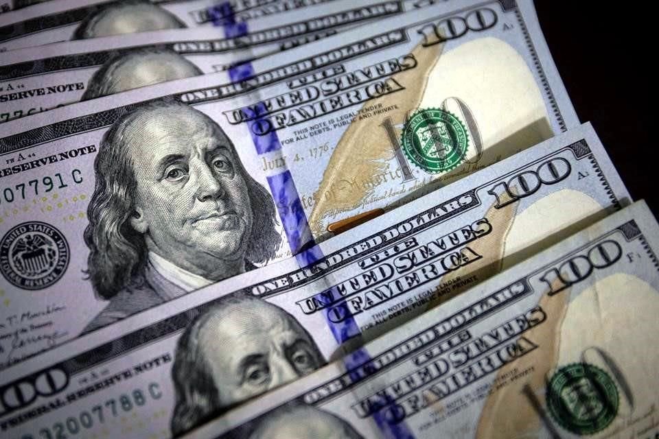 El dólar interbancario se vende a 20.06 y se compra a 20.03 pesos.