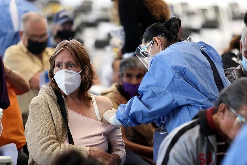 Expertos indican que la protección de la vacuna Covid no es inmediata, y debes usar cubrebocas, tener sana distancia y lavar tus manos.