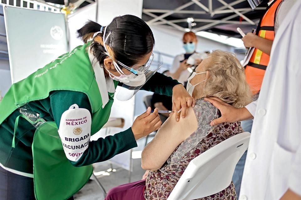 Especialistas indican que la protección del biológico no es inmediata por lo que es necesario continuar con cubrebocas y sana distancia.