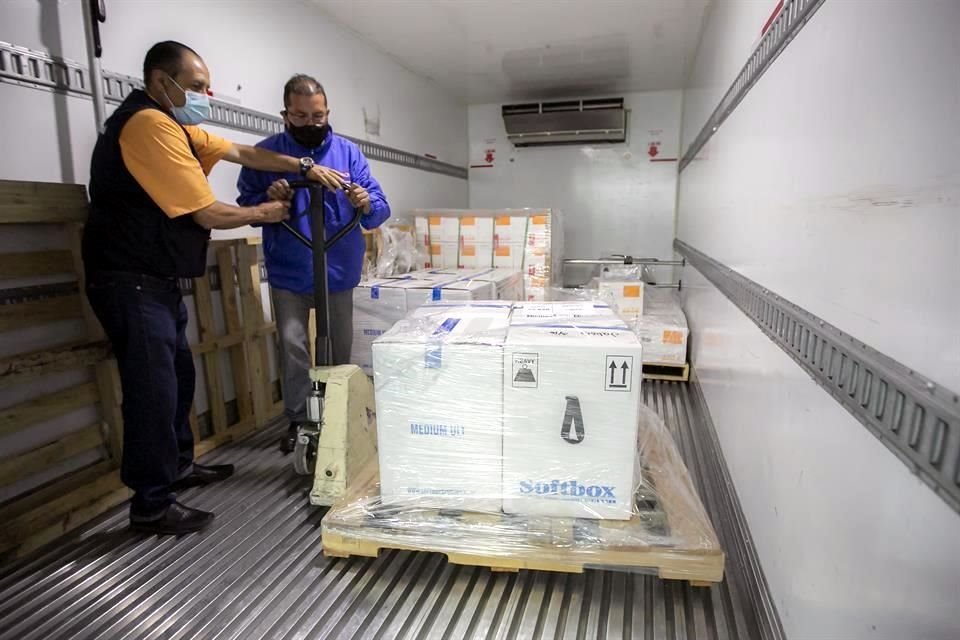 107 mil dosis de vacunas para Guadalajara y personal médico arribaron ayer a Guadalajara.