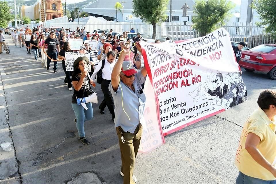 Los vecinos comenzaron la protesta a las 18:50 horas en la calle Jalisco, después tomaran Libertad, luego Nuevo León hasta llegar al Multimodal y cruzar el Río Santa Catarina.