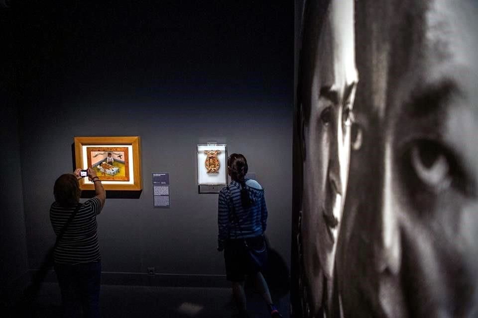 La muestra, dividida en cinco secciones, recoge destacadas pinturas de Kahlo como 'La columna rota' (1944), 'Mi nana y yo' (1937) o su 'Autorretrato' (1945).