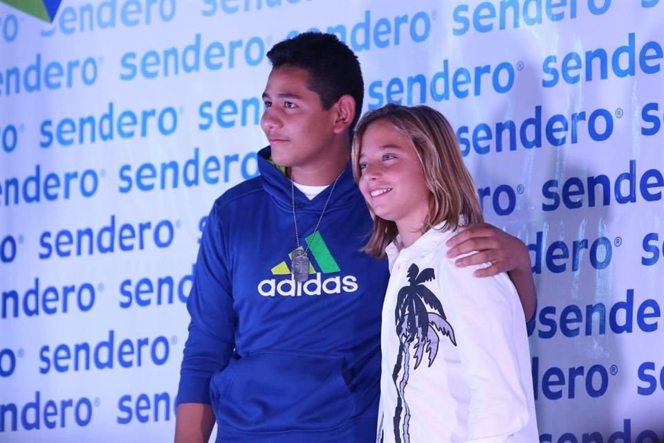 El cantante se tomó fotos con varios de sus seguidores.
