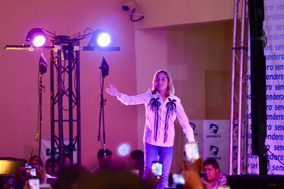 Convocó a 500 fans en el show, que duró 20 minutos.
