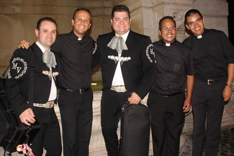 El Mariachi Vargas de Tecalitlán ofreció este jueves un espectáculo gratuito la plaza Trilussa, en Roma, Italia.