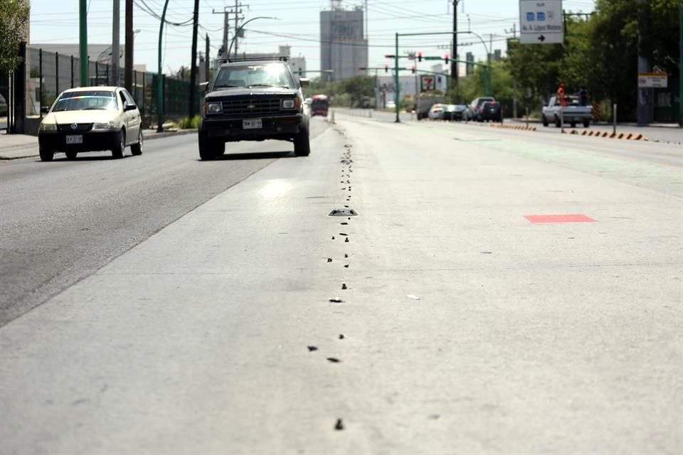 En Ruiz Cortines y Calle Nueva, en la Colonia Victoria, hay peligrosos tornillos de separadores dañados o ya inexistentes.