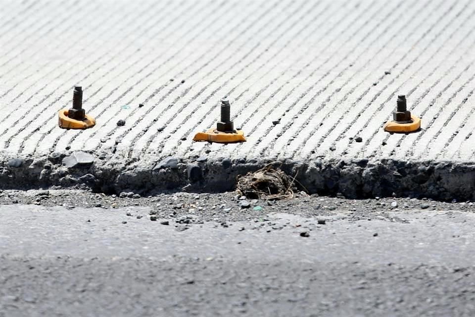 En Ruiz Cortines y Calle Nueva, en la Colonia Victoria, hay peligrosos tornillos de separadores dañados o ya inexistentes.