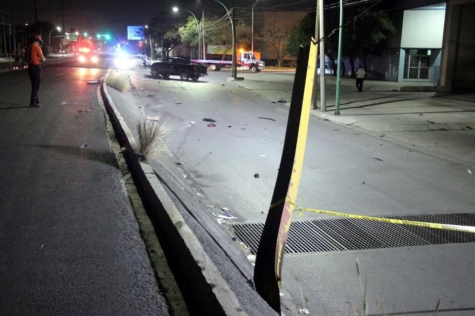 El lunes, un conductor que iba a alta velocidad murió tras poncharse una llanta de su camioneta por un tornillo.
