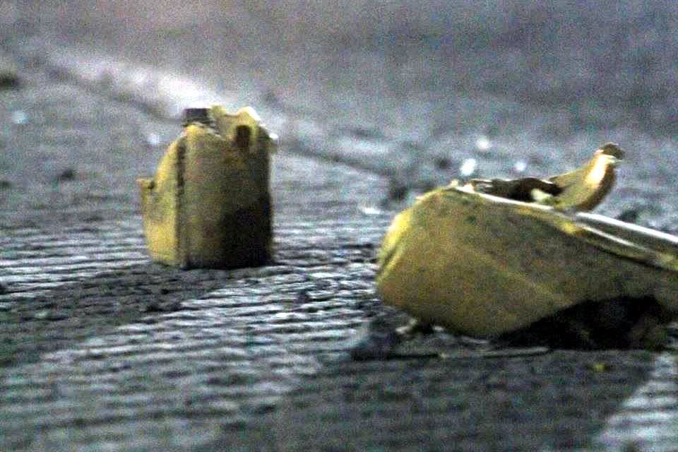El lunes, un conductor que iba a alta velocidad murió tras poncharse una llanta de su camioneta por un tornillo.