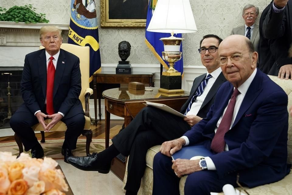 El Presidente Donald Trump junto al Secretario del Tesoro, Steve Mnuchin y el Secretario de Comercio, Wilbur Ross (der.).