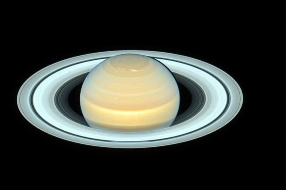 Por medio del Telescopio Espacial Hubble de la NASA se puede apreciar una imagen de Saturno, cuando estaba cerca de su inclinación máxima hacia la Tierra, la cual deja ver sus anillos.