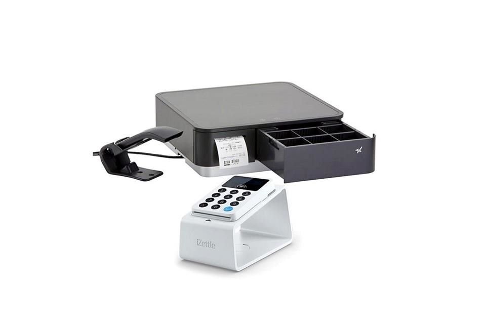 Este paquete de incluye el lector iZettle, una base que lo mantiene cargado, una caja registradora con impresora térmica y un escáner de códigos de barra para tener todo tu inventario digitalizado.