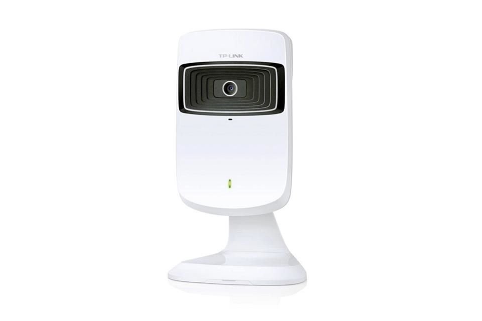 Protege tu negocio con la cámara de seguridad TP-LINK NC200, que se conecta a la red WiFi con una velocidad de 300 Mbps para transmitir video en tiempo real a smartphones iOS y Android.