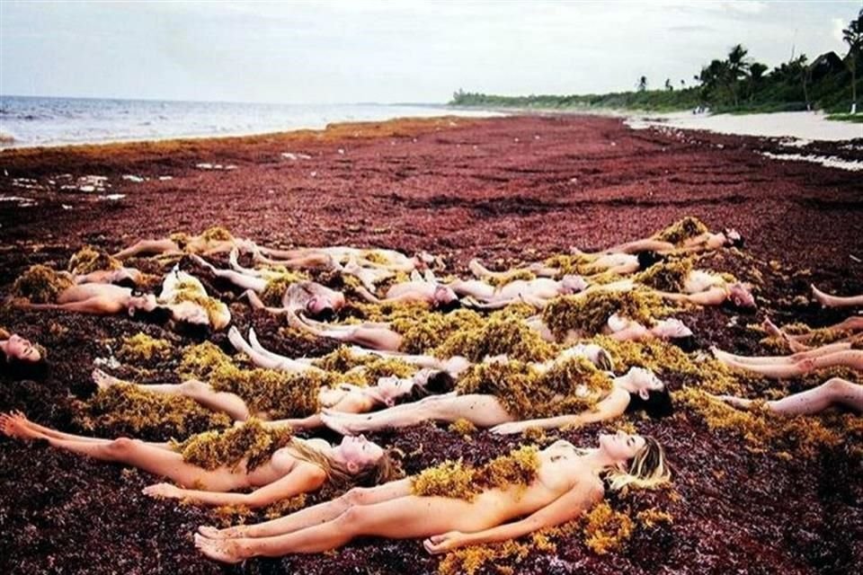 El fotógrafo estadounidense Spencer Tunick realizó en Tulum, Quintana Roo, un trabajo sobre el problema del sargazo en las playas. &#8207;