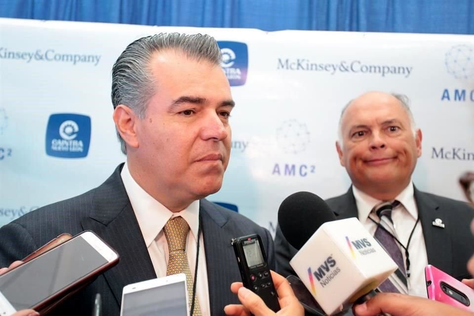 Francisco Cervantes Díaz (izq. a der.), presidente de CONCAMIN, y Eugenio Salinas, coordinador del cuarto de junto del Consejo Coordinador Empresarial.