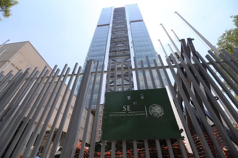 La secretaría de economía prepara la mudanza de regreso de algunas de sus oficinas ubicadas en la Torre Reforma Latino hacia su edificio sede de la colonia Condesa