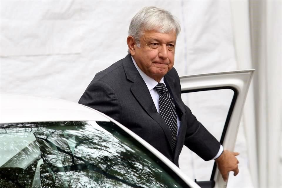 Arribo de Andrés Manuel López Obrador Presidente Electo a la casa de transición.