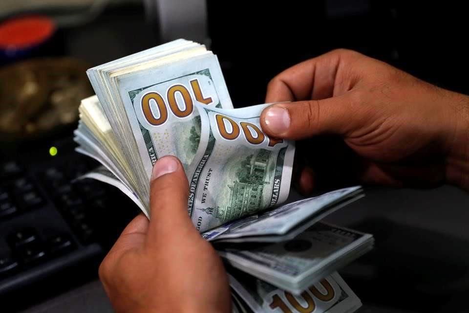 El dólar sube en el mercado internacional de divisas, mientras el WTI gana 10.28 por ciento.