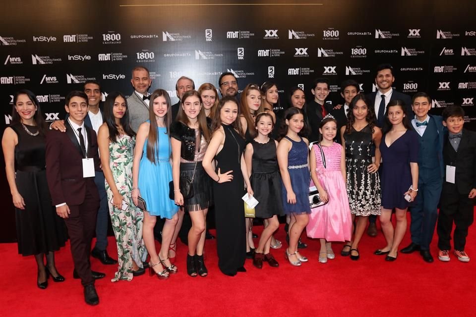 El elenco del musical Billy Elliot desfiló por la alfombra roja.
