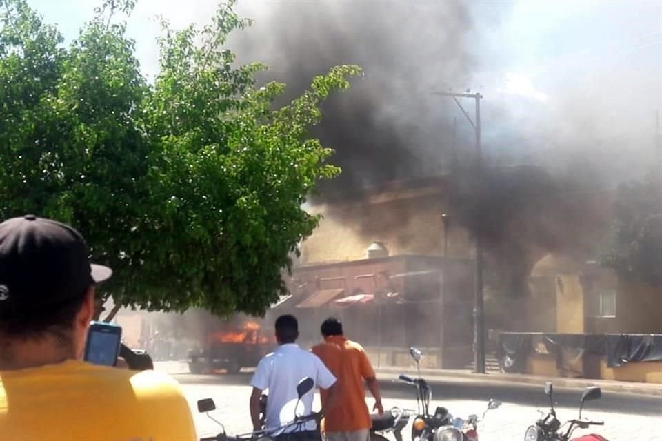 Luego de golpearlos y amarrarlos, pobladores rociaron gasolina a los dos sujetos y les prendieron fuego.