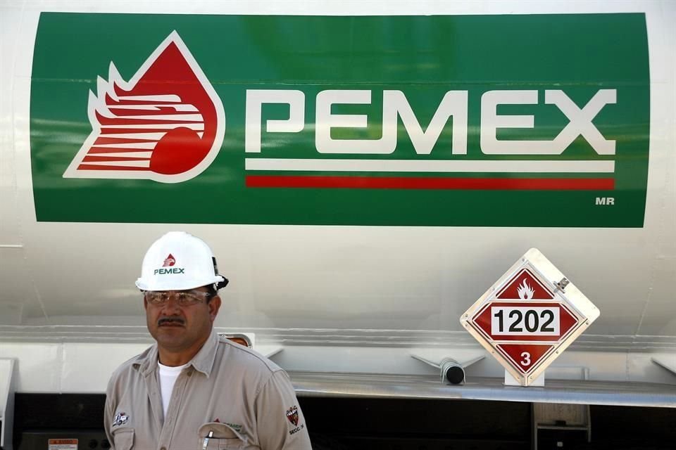 Un portavoz de Pemex dijo que la producción de combustibles estaba parada.