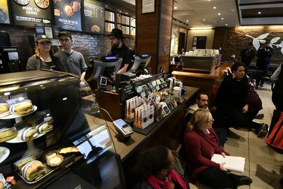 Miembros del movimiento PODER Interconfesional protestaron ayer en una cafetería Starbucks en Filadelfia.