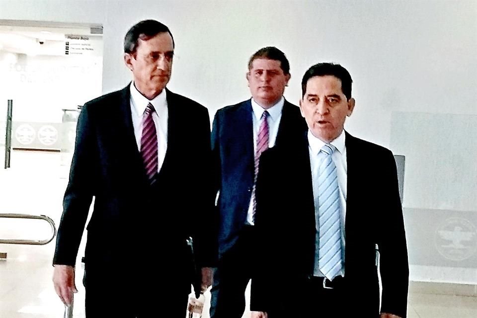 Agustín Villarreal Budnik (izq.) sale del Palacio de Justicia.