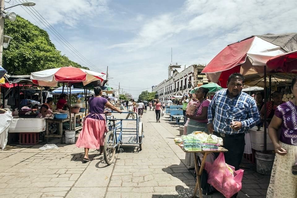 Aunque a aun año del evento, algunas calles de Juchitán ya lucen limpias y habitadas, la Alcaldesa reporta graves problemas de drenaje y retraso en la reconstrucción.