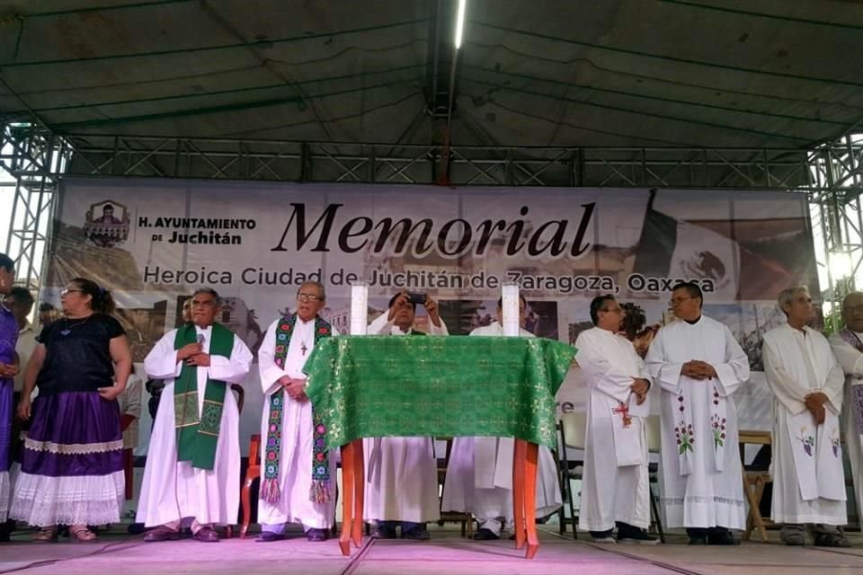 Con una misa celebrada por el Obispo emérito de la Diócesis de Tehuantepec, pobladores de esta localidad conmemoraron a las víctimas del sismo que el año pasado sacudió al Istmo de Tehuantepec.