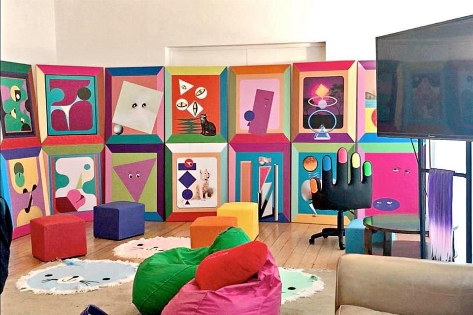 Ad Minoliti intervino una de las habitaciones de la antigua casa de la autora Victoria Ocampo, mostrando sus pinturas de geometrías y abstracciones feministas y 'queer'.