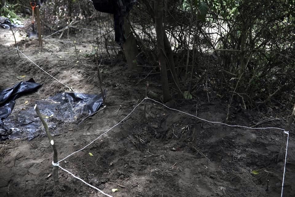 Áreas de trabajo acordonadas donde se detectaron 32 fosas clandestinas.