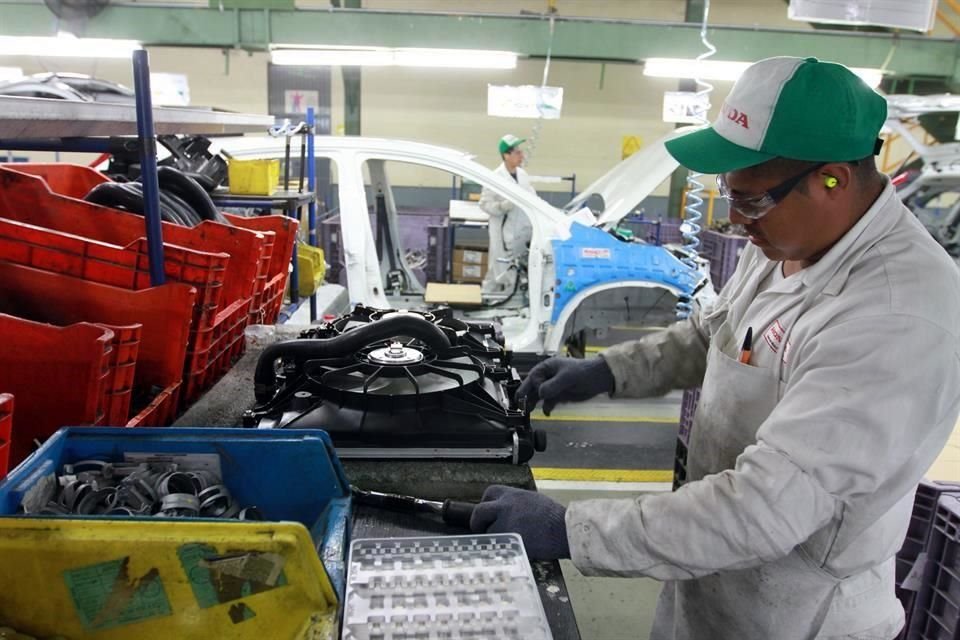 La producción de autos se ubicó en 326 mil 183 unidades en febrero pasado.